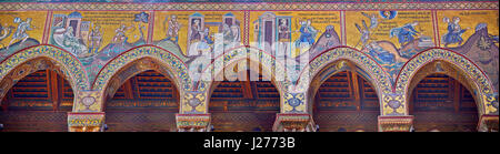 Mur nord de mosaïques représentant des scènes de la Bible dans l'Norman-Byzantine cathédrale médiévale de Monreale, province de Palerme, Sicile, Italie. Banque D'Images