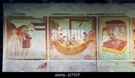 Peintures murales religieuses illustrant la vie de saint Antonio Abate par Dionisio Baschenis ( vers 1493) sur l'extérieur de l'église gothique de San Antonio Abate, Banque D'Images