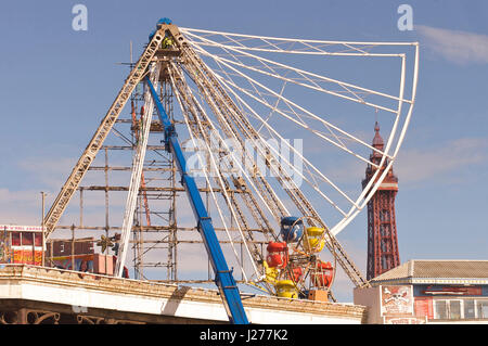 La reconstruction de la grande roue sur la pile centrale, Blackpool, après son service et l'entretien d'hiver Banque D'Images