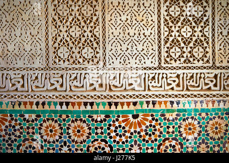 Nid d'Mocarabe berbère et décorations en plâtre travail design berbère tuiles de l'Mauseleum de Moulay Ismaïl ibn Sharif , Meknes Tafilalet, au Maroc. Banque D'Images