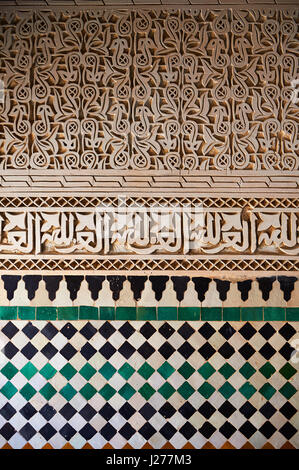 Travail en nid d'Mocarabe berbère et décorations en plâtre carreaux design berbère du 17e siècle des ambassadeurs Pavillion berbère construit Sultan Moulay Banque D'Images