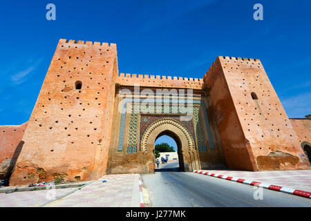 Arabesque mauresque porte dans les murs de la ville de Meknès avec mosaïques, zellij Maroc Banque D'Images