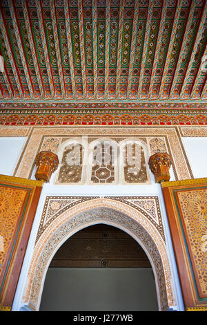 Arabesque berbère portes de la petite cour, Palais de la Bahia, Marrakech, Maroc Banque D'Images