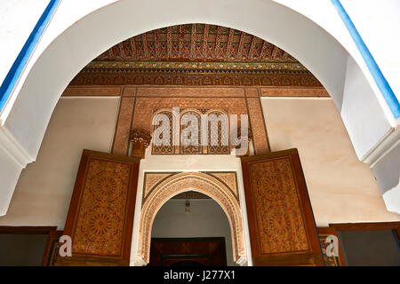 Arabesque berbère portes de la petite cour, Palais de la Bahia, Marrakech, Maroc Banque D'Images