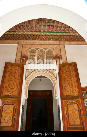 Arabesque berbère portes de la petite cour, Palais de la Bahia, Marrakech, Maroc Banque D'Images