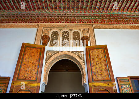 Arabesque berbère portes de la petite cour, Palais de la Bahia, Marrakech, Maroc Banque D'Images