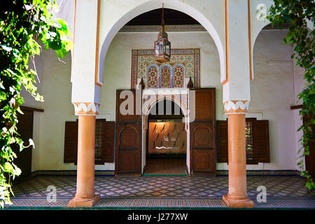 Arabesque berbère portes de la petite cour, Palais de la Bahia, Marrakech, Maroc Banque D'Images