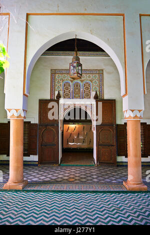 Arabesque berbère portes de la petite cour, Palais de la Bahia, Marrakech, Maroc Banque D'Images