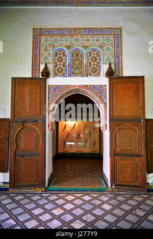 Arabesque berbère portes de la petite cour, Palais de la Bahia, Marrakech, Maroc Banque D'Images