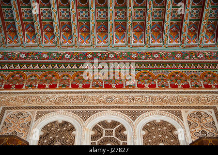 Plafond en bois peint arabesque berbère et Morcabe platerwork entoure porte.La Petite Cour, Palais de la Bahia, Marrakech, Maroc Banque D'Images