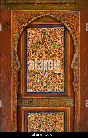 Arabesque berbère porte en bois peint .La Petite Cour, Palais de la Bahia, Marrakech, Maroc Banque D'Images