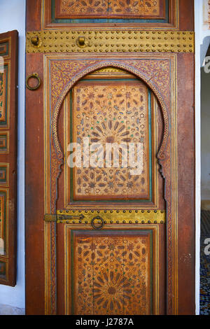 Arabesque berbère porte en bois peint .La Petite Cour, Palais de la Bahia, Marrakech, Maroc Banque D'Images