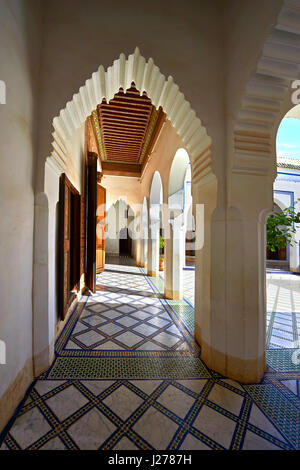 Arabesque berbère cour de la petite cour, Palais de la Bahia, Marrakech, Maroc Banque D'Images