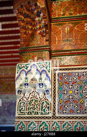 Décoration arabesque Muqarnas berbère nid d'plâtre capitales de Bou Ahmed's Harem. Palais de la Bahia, Marrakech, Maroc Banque D'Images