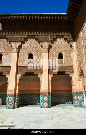 Morcabe arabesque berbère gypseries du 14e siècle Madersa Ben Youssef (Collège islamique) re-construit par le Sultan Saadien Abdallah al-Ghalib Banque D'Images