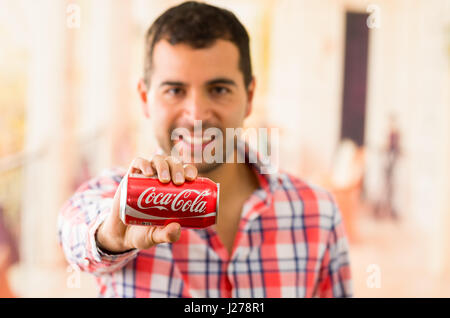 Attractive young woman holding a Coca-Cola peut Banque D'Images