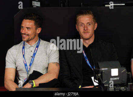 Leeds United Garry Monk (à droite) montres l'action au jour 11 de l'championnats du monde de snooker Betfred au théâtre Crucible, Sheffield. Banque D'Images