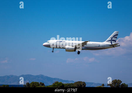 Airbus A320 de la mer Égée, à l'atterrissage à l'aéroport de Diagoras, Rhodes, Grèce Banque D'Images