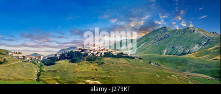 La ville vallonnée de Castelluccio di Norcia, Parco Nazionale dei Monti Sibillini , Apennins, Ombrie, Italie. Banque D'Images