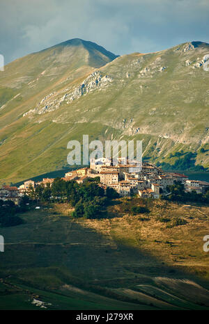 La ville vallonnée de Castelluccio di Norcia, Parco Nazionale dei Monti Sibillini , Apennins, Ombrie, Italie. Banque D'Images