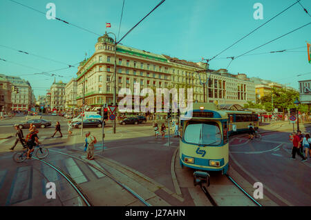 Vienne, Autriche - 11 août, 2015 : le tramway fait son chemin à travers les rues de la ville sur une belle journée ensoleillée, beaucoup de façades et l'architecture sourroundings Banque D'Images