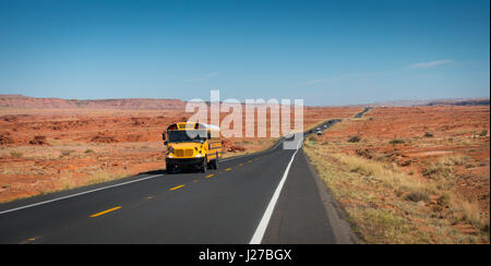 Autobus scolaire sur la route 89, Gray Mountain, Arizona, USA Banque D'Images