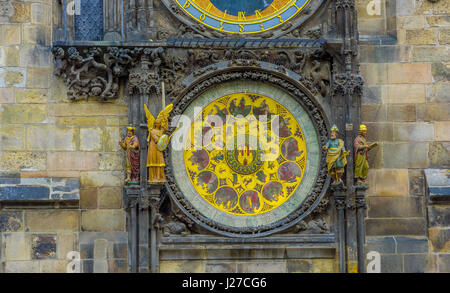 Prague, République tchèque - 13 août 2015 : tour de l'horloge astronomique célèbre situé dans le centre-ville Banque D'Images