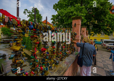 Prague, République tchèque - 13 août, 2015 : Pont de serrures avec des milliers de cadenas verrouillé sur Banque D'Images