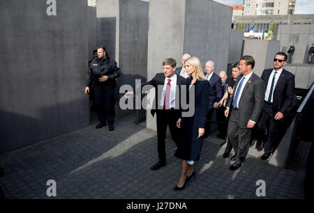 Berlin, Allemagne. Apr 25, 2017. Ivanka Trump, fille et conseiller auprès du président américain, en visitant le Mémorial de l'Holocauste à Berlin, Allemagne, 25 avril 2017. Trump est là après sa participation à l'international W20 sur l'autonomisation des femmes. Photo : Kay Nietfeld/dpa/Alamy Live News Banque D'Images