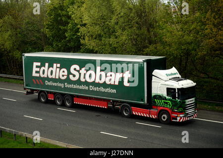 Londres, Royaume-Uni. Apr 25, 2017. Eddie Stobart Scania camion. articualted Eddie Stobart logistique ont aujourd'hui flottait sur le London Stock Exchange's junior marché. L'argent recueilli à partir de l'offre publique initiale (IPO) va permettre à la célèbre marque de camionnage et de logistique en vue de poursuivre la croissance. Eddie Stobart a commencé en Cumbria, au cours des années 1970 et est maintenant une importante logistique européenne. Un tracteur Scania camion tirant une longueur supplémentaire curtainsided semi-remorque haute capacité : 25 Avril 2017 Crédit : STUART WALKER/Alamy Live News Banque D'Images