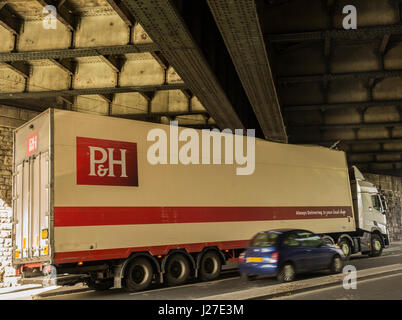 Camion coincé sous un pont Banque D'Images