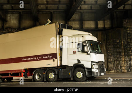 Camion coincé sous un pont Banque D'Images