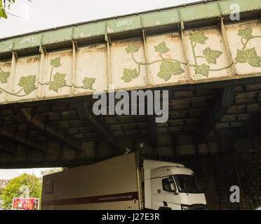 Plymouth, au Royaume-Uni. Apr 25, 2017. Un pont faible provoque le chaos du trafic ferroviaire et des délais lorsqu'un camion s'est coincé sous le pont - à Plymouth, Angleterre Crédit : Anna Stevenson/Alamy Live News Banque D'Images