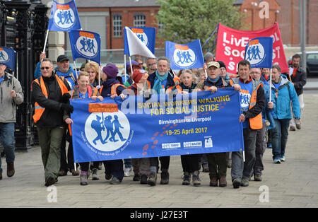 Liverpool, Royaume-Uni. 25 avr 2017. Les travailleurs sociaux 100 mile mars anti-austérité arrive à Liverpool. Les travailleurs sociaux ont atteint Liverpools Pier Head à la suite d'une journée de sept, 100 Mile à pied de Birmingham pour protester contre l'austérité. Réalisateur de film a approuvé le démarrage de la campagne d'austérité, en disant : l'austérité provoque le chaos dans la vie de tant de personnes, et ce doit être confronté. Crédit : Simon Hadley/Alamy Live News Banque D'Images