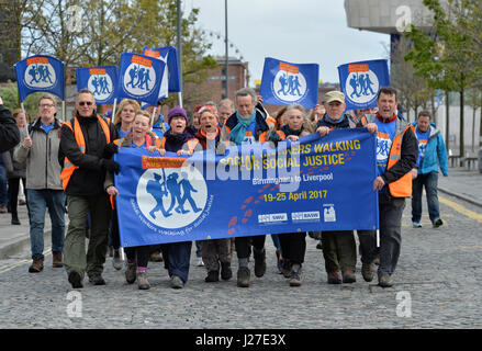 Liverpool, Royaume-Uni. 25 avr 2017. Les travailleurs sociaux 100 mile mars anti-austérité arrive à Liverpool. Les travailleurs sociaux ont atteint Liverpools Pier Head à la suite d'une journée de sept, 100 Mile à pied de Birmingham pour protester contre l'austérité. Réalisateur de film a approuvé le démarrage de la campagne d'austérité, en disant : l'austérité provoque le chaos dans la vie de tant de personnes, et ce doit être confronté. Crédit : Simon Hadley/Alamy Live News Banque D'Images