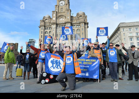 Liverpool, Royaume-Uni. 25 avr 2017. Les travailleurs sociaux 100 mile mars anti-austérité arrive à Liverpool. Les travailleurs sociaux ont atteint Liverpools Pier Head à la suite d'une journée de sept, 100 Mile à pied de Birmingham pour protester contre l'austérité. Réalisateur de film a approuvé le démarrage de la campagne d'austérité, en disant : l'austérité provoque le chaos dans la vie de tant de personnes, et ce doit être confronté. Crédit : Simon Hadley/Alamy Live News Banque D'Images