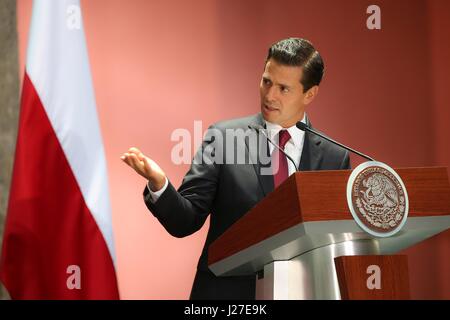 Le Président mexicain Enrique Pena Nieto lors d'une conférence de presse conjointe avec le président polonais Andrzej Duda au palais national le 24 avril 2017 à Mexico, Mexique. Banque D'Images