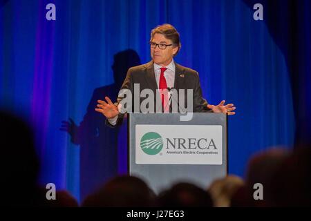 Washington, USA. Apr 24, 2017. Le Secrétaire à l'Énergie des États-Unis, Rick Perry, aborde la NRECA réunion conférence législative le 24 avril 2017 à Washington, DC. Credit : Planetpix/Alamy Live News Banque D'Images