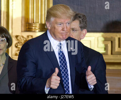 Washington, USA. Apr 25, 2017. Le Président des Etats-Unis, Donald J. Trump reconnaît les applaudissements de l'auditoire qu'il quitte après son faire des remarques à la commémoration nationale de l'époque de la cérémonie du souvenir dans la rotonde du Capitole à Washington, DC le mardi 25 avril 2017. Credit : MediaPunch Inc/Alamy Live News Banque D'Images