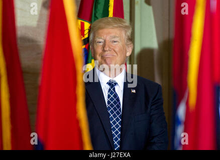 Washington, USA. Apr 25, 2017. Le Président des Etats-Unis, Donald J. Trump regarde la procession de drapeaux militaires à la suite de son allocution à la commémoration nationale de l'époque de la cérémonie du souvenir dans la rotonde du Capitole à Washington, DC le mardi 25 avril 2017. Credit : MediaPunch Inc/Alamy Live News Banque D'Images