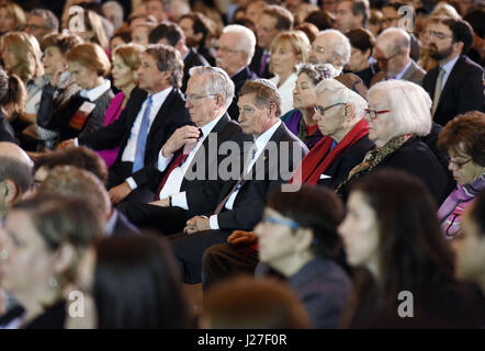 Washington, USA. Apr 25, 2017. Les survivants de l'holocauste à l'écoute au cours de l'United States Holocaust Memorial Museum's National Journées du souvenir au Capitole à Washington, DC, le 25 avril 2017. Credit : MediaPunch Inc/Alamy Live News Banque D'Images