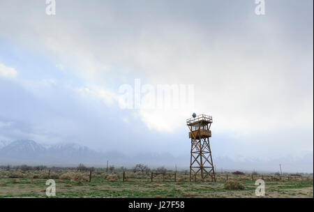 Lone Pine, CA, USA. Apr 21, 2017. L'un des tours de garde à l'Manzanar National Historic Site le jeudi 30 mars 2017 dans la région de Lone Pine, CA.Copyright © 2017 Paul Kitagaki Jr. Crédit : Paul Kitagaki Jr./ZUMA/Alamy Fil Live News Banque D'Images