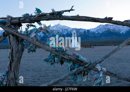 Lone Pine, CA, USA. Mar 31, 2017. En origami au cimetière et monument à Manzanar National Historic Site le jeudi 30 mars 2017 dans la région de Lone Pine, CA.Copyright © 2017 Paul Kitagaki Jr. Crédit : Paul Kitagaki Jr./ZUMA/Alamy Fil Live News Banque D'Images