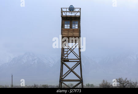 Lone Pine, CA, USA. Apr 21, 2017. L'un des tours de garde à l'Manzanar National Historic Site le jeudi 30 mars 2017 dans la région de Lone Pine, CA.Copyright © 2017 Paul Kitagaki Jr. Crédit : Paul Kitagaki Jr./ZUMA/Alamy Fil Live News Banque D'Images