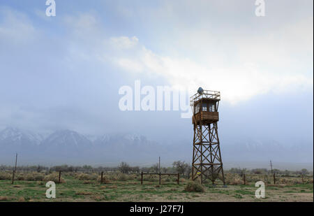 Lone Pine, CA, USA. Apr 21, 2017. L'un des tours de garde à l'Manzanar National Historic Site le jeudi 30 mars 2017 dans la région de Lone Pine, CA.Copyright © 2017 Paul Kitagaki Jr. Crédit : Paul Kitagaki Jr./ZUMA/Alamy Fil Live News Banque D'Images