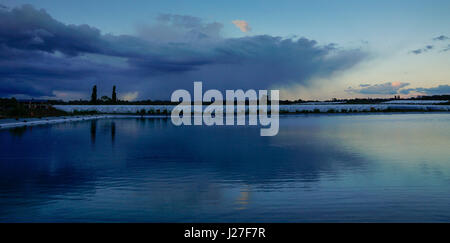 Tuesley ferme, Godalming. 25 avril 2017. Menaces sur l'Home Counties ce soir apporter des précipitations isolées. Storm clouds over Godalming à Surrey. Credit : james jagger/Alamy Live News Banque D'Images