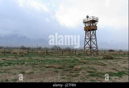 Lone Pine, CA, USA. Apr 21, 2017. L'un des tours de garde à l'Manzanar National Historic Site le jeudi 30 mars 2017 dans la région de Lone Pine, CA.Copyright © 2017 Paul Kitagaki Jr. Crédit : Paul Kitagaki Jr./ZUMA/Alamy Fil Live News Banque D'Images