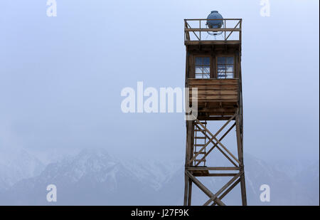 Lone Pine, CA, USA. Apr 21, 2017. L'un des tours de garde à l'Manzanar National Historic Site le jeudi 30 mars 2017 dans la région de Lone Pine, CA.Copyright © 2017 Paul Kitagaki Jr. Crédit : Paul Kitagaki Jr./ZUMA/Alamy Fil Live News Banque D'Images