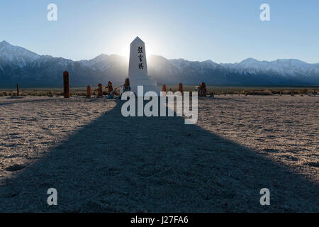 Lone Pine, CA, USA. Mar 31, 2017. Le cimetière et monument à l'Manzanar National Historic Site le jeudi 30 mars 2017 dans la région de Lone Pine, CA.Copyright © 2017 Paul Kitagaki Jr. Crédit : Paul Kitagaki Jr./ZUMA/Alamy Fil Live News Banque D'Images