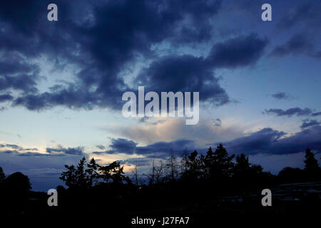 Tuesley ferme, Godalming. 25 avril 2017. Menaces sur l'Home Counties ce soir apporter des précipitations isolées. Storm clouds over Godalming à Surrey. Credit : james jagger/Alamy Live News Banque D'Images